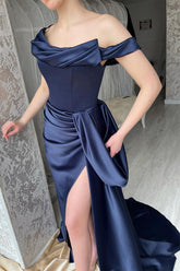Erstaunliches langes, marineblaues, schulterfreies Meerjungfrauen-Ballkleid mit Schlitz